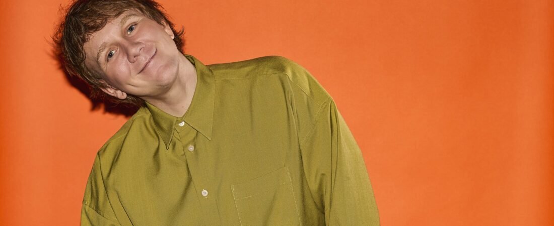 JOSH THOMAS: JIGGLE, JIGGLE